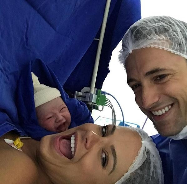 Không biết điều gì khiến em bé này bật cười thích thú đến vậy. 