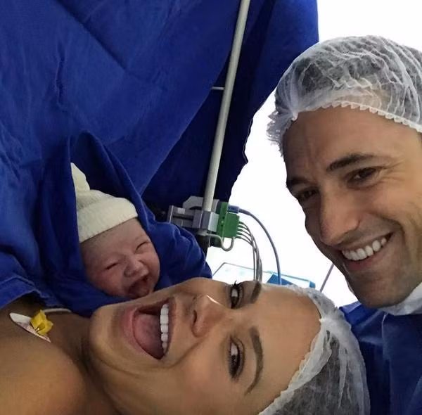 Không biết điều gì khiến em bé này bật cười thích thú đến vậy. 