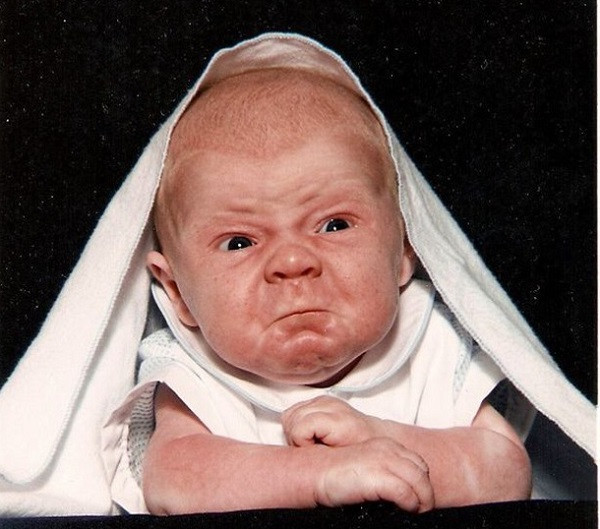 Nhìn em bé này mà ai cũng phải bật cười vì vẻ giận dỗi của cậu.