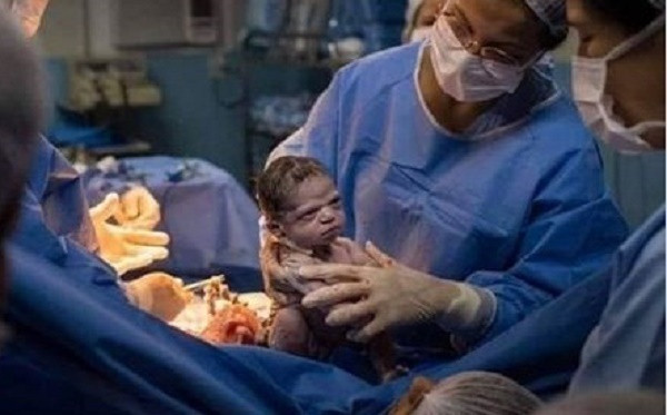 Ánh mắt như ai chọc giận cậu bé. 