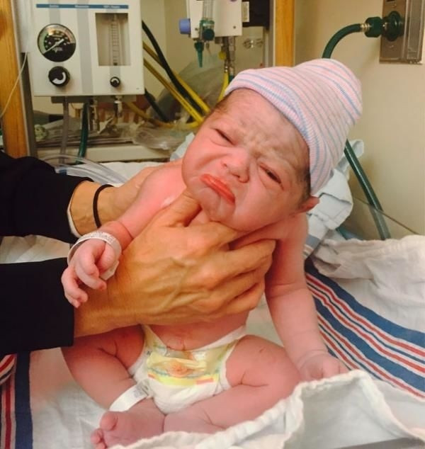 Biểu cảm mếu máo của cậu bé khiến ai cũng thích thú. 