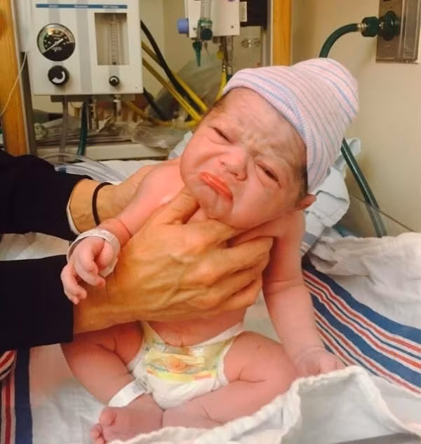 Biểu cảm mếu máo của cậu bé khiến ai cũng thích thú. 