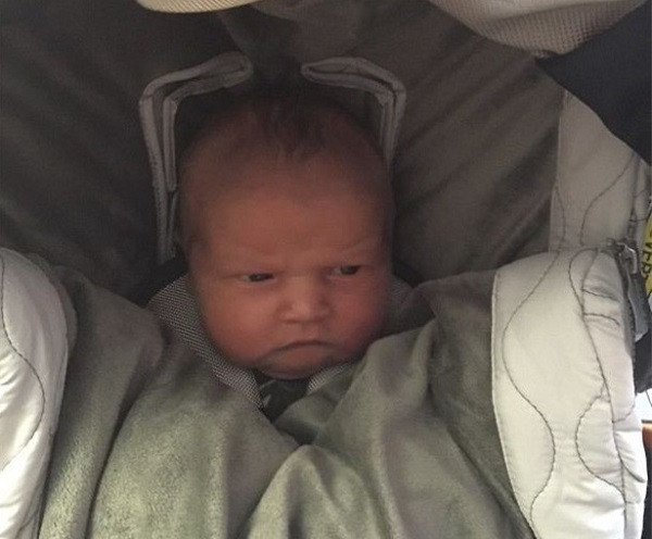 Không hiểu ai đã làm gì khiến cậu bé giận mà cậu lại có khuôn mặt đăm đăm như vậy.