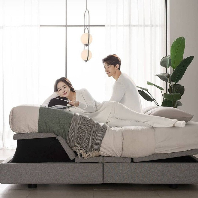 Ngoài ra, Kim Tae Hee cũng rất hạnh phúc khi chia sẻ về việc trở thành mẹ của 2 đứa con nhỏ. "Tôi luôn cố gắng làm hết sức để dành cho các con tình yêu chân thành nhất có thể. Tôi muốn trở thành một người mẹ tốt, khiến các con luôn cảm thấy thoải mái khi ở bên, như một người bạn vậy đó. Mọi người trong gia đình nhỏ đều cho tôi động lực mỗi ngày. Họ luôn bên tôi trong những thời điểm khó khăn và giúp tôi quên đi nỗi buồn", cô bộc bạch.