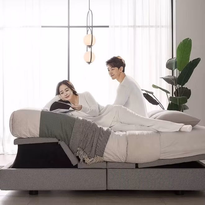 Ngoài ra, Kim Tae Hee cũng rất hạnh phúc khi chia sẻ về việc trở thành mẹ của 2 đứa con nhỏ. "Tôi luôn cố gắng làm hết sức để dành cho các con tình yêu chân thành nhất có thể. Tôi muốn trở thành một người mẹ tốt, khiến các con luôn cảm thấy thoải mái khi ở bên, như một người bạn vậy đó. Mọi người trong gia đình nhỏ đều cho tôi động lực mỗi ngày. Họ luôn bên tôi trong những thời điểm khó khăn và giúp tôi quên đi nỗi buồn", cô bộc bạch.