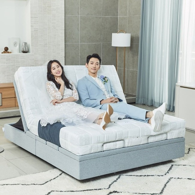 Mới đây, Kim Tae Hee lần đầu chia sẻ về cuộc sống gia đình sau 3 năm kết hôn. "Hôn nhân sẽ cho bạn nhưng trải nghiệm mới. Đương nhiên vào nhiều thời điểm bản thân có thể rơi vào khó khăn. Nhưng sau tất cả, tôi tìm thấy niềm vui trong đó. Tôi thấy việc kết hôn giúp tôi trưởng thành, trở nên hoàn thiện hơn và mỗi ngày đều có những cảm xúc khác biệt", ngôi sao xứ kim chi cho hay.