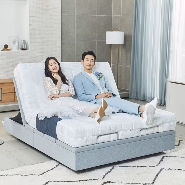 Mới đây, Kim Tae Hee lần đầu chia sẻ về cuộc sống gia đình sau 3 năm kết hôn. "Hôn nhân sẽ cho bạn nhưng trải nghiệm mới. Đương nhiên vào nhiều thời điểm bản thân có thể rơi vào khó khăn. Nhưng sau tất cả, tôi tìm thấy niềm vui trong đó. Tôi thấy việc kết hôn giúp tôi trưởng thành, trở nên hoàn thiện hơn và mỗi ngày đều có những cảm xúc khác biệt", ngôi sao xứ kim chi cho hay.