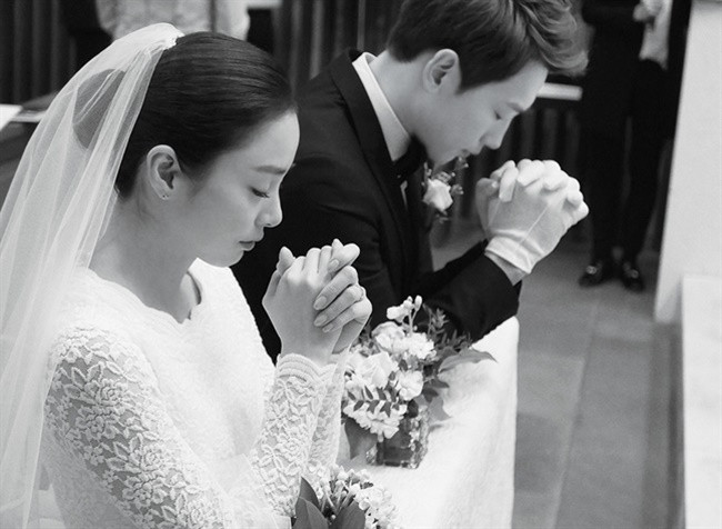 Từ ngày ở bên cạnh Kim Tae Hee, Bi Rain trở thành người đàn ông của gia đình, từ chối tiệc tùng và thường xuyên ở bên cạnh vợ con. Cặp đôi đã có với nhau hai nàng công chúa xinh đẹp và dành gần như toàn bộ số tiền của mình để làm thiện nguyện, quyên góp tiền giúp đỡ các bà mẹ đơn thân dưới tên của hai cô con gái.