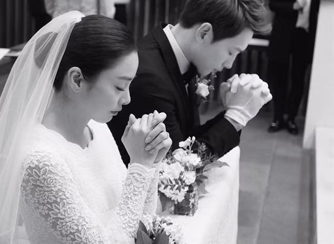 Từ ngày ở bên cạnh Kim Tae Hee, Bi Rain trở thành người đàn ông của gia đình, từ chối tiệc tùng và thường xuyên ở bên cạnh vợ con. Cặp đôi đã có với nhau hai nàng công chúa xinh đẹp và dành gần như toàn bộ số tiền của mình để làm thiện nguyện, quyên góp tiền giúp đỡ các bà mẹ đơn thân dưới tên của hai cô con gái.