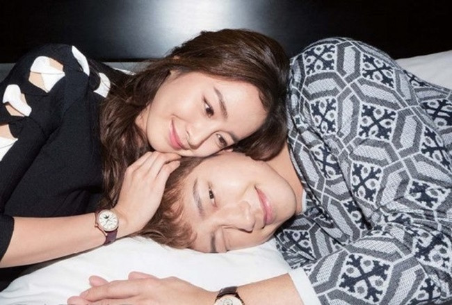 Từ sau khi xác định mối quan hệ tình cảm đến lúc kết hôn, Bi Rain và Kim Tae Hee rất hiếm hoi chia sẻ khoảnh khắc của cả 2 với truyền thông. Nhưng mỗi lần xuất hiện, cặp đôi ngôi sao đều khiến mọi người ngưỡng mộ bởi tình cảm giản dị họ dành cho đối phương.