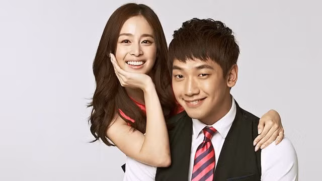 Năm 2011, Bi Rain và Kim Tae Hee lần đầu bén duyên khi cùng hợp tác trong 1 clip quảng cáo. Sau đó 2 năm thì cặp đôi công khai hẹn hò. Họ cứ bên nhau bình yên cho tới 2017 thì khép lại bằng một đám cưới giản dị, kín tiếng.