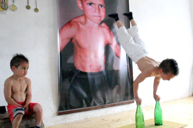 Ngoài 2 kỷ lục Guiness trên, Giuliano còn lập một số kỷ lục không chính thức như chống đẩy liên tục trên chai thủy tinh, đu mình trên dây, trồng chuối lâu nhất chỉ bằng một tay (hơn 20 giây). Những màn trình diễn sức mạnh của Giuliano thậm chí còn được phát trực tiếp trên các kênh truyền hình của Romania. Ảnh: Fabiosa.