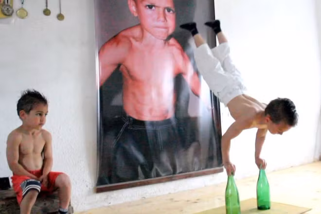 Ngoài 2 kỷ lục Guiness trên, Giuliano còn lập một số kỷ lục không chính thức như chống đẩy liên tục trên chai thủy tinh, đu mình trên dây, trồng chuối lâu nhất chỉ bằng một tay (hơn 20 giây). Những màn trình diễn sức mạnh của Giuliano thậm chí còn được phát trực tiếp trên các kênh truyền hình của Romania. Ảnh: Fabiosa.