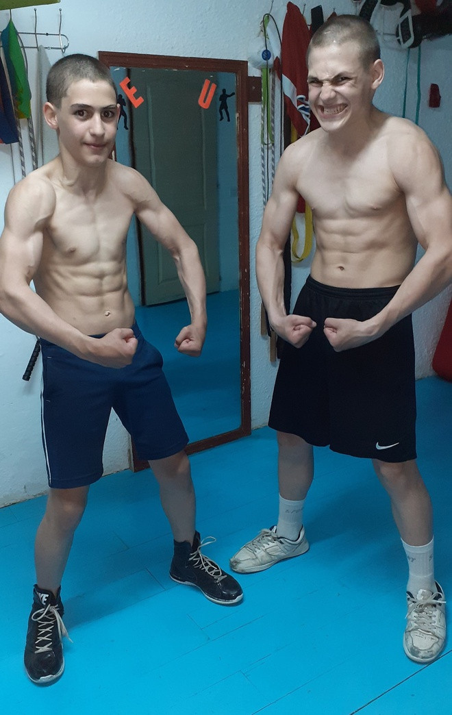 Hiện “Hercules Romania” đã bước sang tuổi 15, còn em trai tròn 13 tuổi. Hai cậu bé hiện sống cùng gia đình ở Italy. Giuliano và Claudio vẫn duy trì thói quen tập thể luyện ít nhất 2 tiếng/ngày, gồm các bài tập cùng xà đơn và tạ. Ảnh: FBNV.