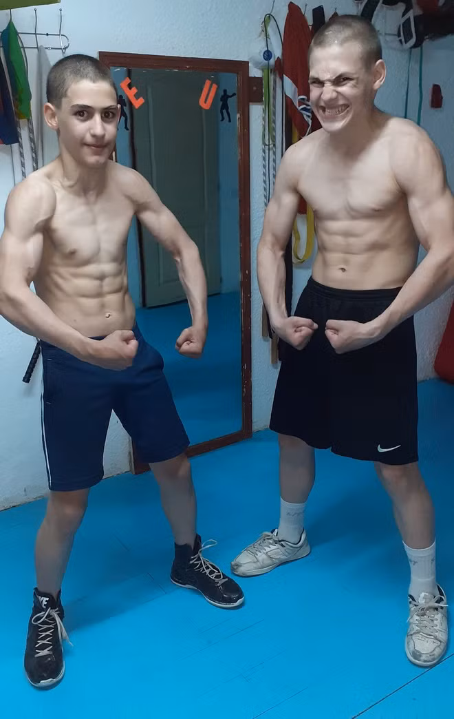 Hiện “Hercules Romania” đã bước sang tuổi 15, còn em trai tròn 13 tuổi. Hai cậu bé hiện sống cùng gia đình ở Italy. Giuliano và Claudio vẫn duy trì thói quen tập thể luyện ít nhất 2 tiếng/ngày, gồm các bài tập cùng xà đơn và tạ. Ảnh: FBNV.