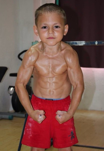 Khi còn ở lứa tuổi tiểu học, 2 anh em có tập luyện theo chế độ nghiêm ngặt. Mỗi sáng, 2 cậu bé thức dậy lúc 7h, ăn sáng rồi tập nâng vật nặng để kích thích bắp tay và cơ ngực phát triển. Nhờ thực hiện dễ dàng các động tác khó như chống đẩy chân không chạm đất, trồng chuối trên thanh xà, đu xà thẳng đứng..., Giuliano và Claudio từng được mệnh danh là “2 anh em khỏe nhất thế giới”. Ảnh: CEN.