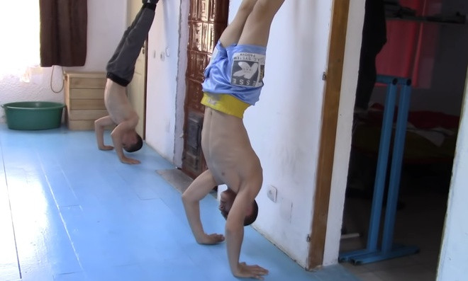 Các bài tập luyện của Giuliano và Claudio được đều đặn chia sẻ tại kênh video cá nhân, hiện thu hút gần 600.000 người theo dõi. Ảnh cắt từ clip.