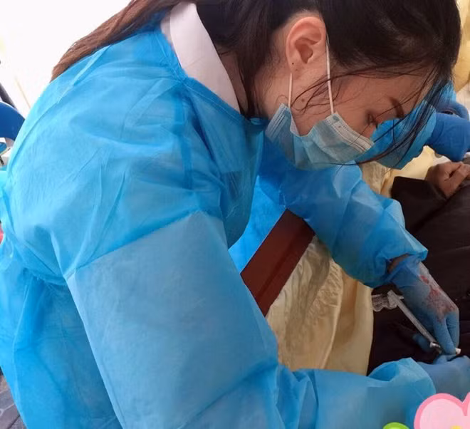 My nhan 20 tuoi theo duoi nghe trang diem chang ai dam lam