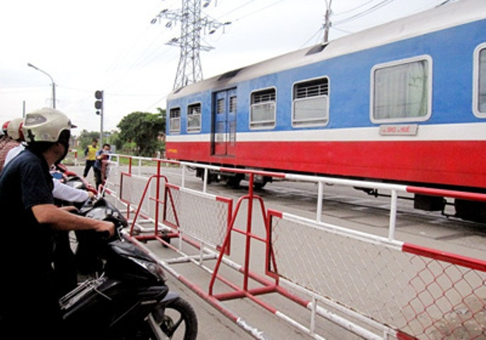 ...cùng với điểm giao cắt đường sắt khi xe lửa chạy ngang...