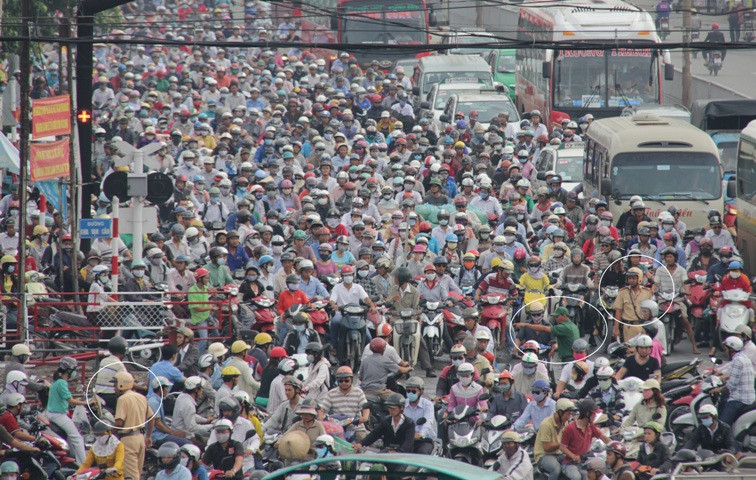 Lực lượng CSGT, thanh tra giao thông và thanh niên xung phong...được tăng cường đến hiện trường để điều tiết, giải tỏa giao thông.