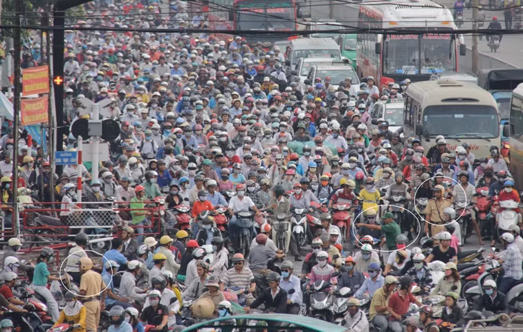 Lực lượng CSGT, thanh tra giao thông và thanh niên xung phong...được tăng cường đến hiện trường để điều tiết, giải tỏa giao thông.