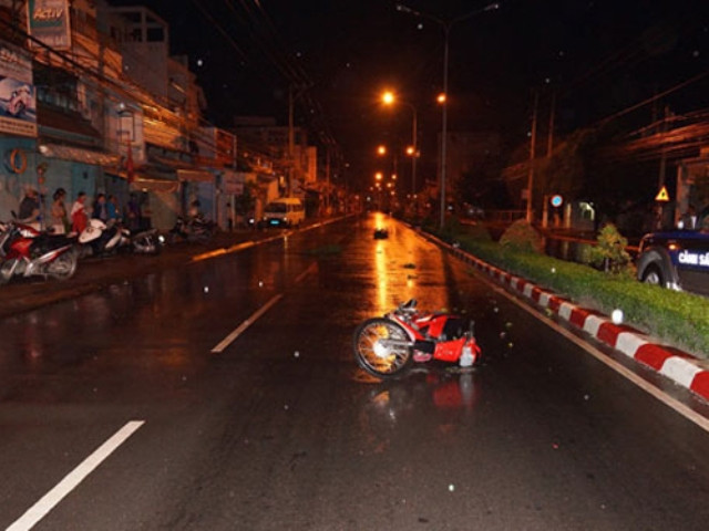 Vụ tai nạn 3 thanh niên đi xe máy tông dải phân cách và trụ đèn khiến 2 người chết tại chỗ. (Ảnh: Báo Bình Dương)