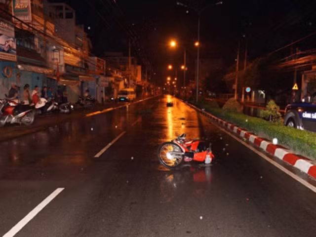 Vụ tai nạn 3 thanh niên đi xe máy tông dải phân cách và trụ đèn khiến 2 người chết tại chỗ. (Ảnh: Báo Bình Dương)
