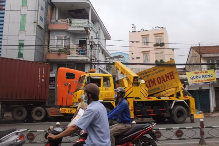 Hiện trường vụ tai nạn kinh hoàng xe container lao vào 2 nhà dân khiến 10 người may mắn thoát chết.