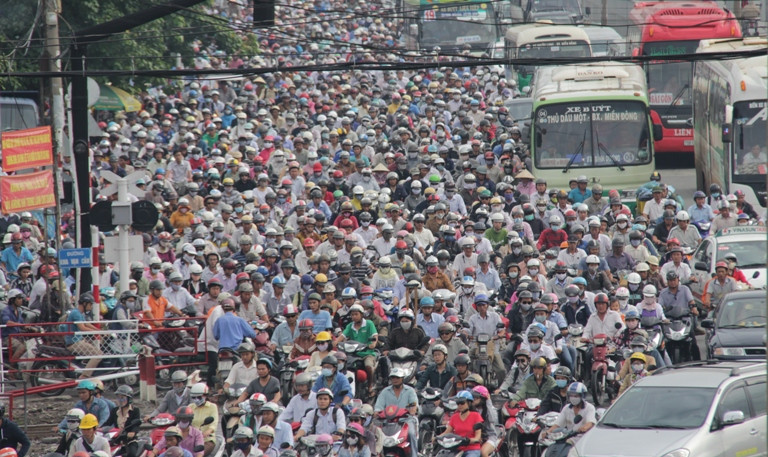Đã gây kẹt xe nghiêm trọng trên Quốc lộ 13 và các tuyến đường xung quanh từ sáng sớm ngày 1/8.