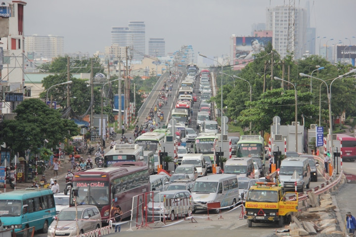 Tuy nhiên đến 9h cùng ngày, tình trạng kẹt xe trên cầu Bình Triệu 1 (hướng ra trạm thu phí) vẫn còn diễn biến phức tạp.