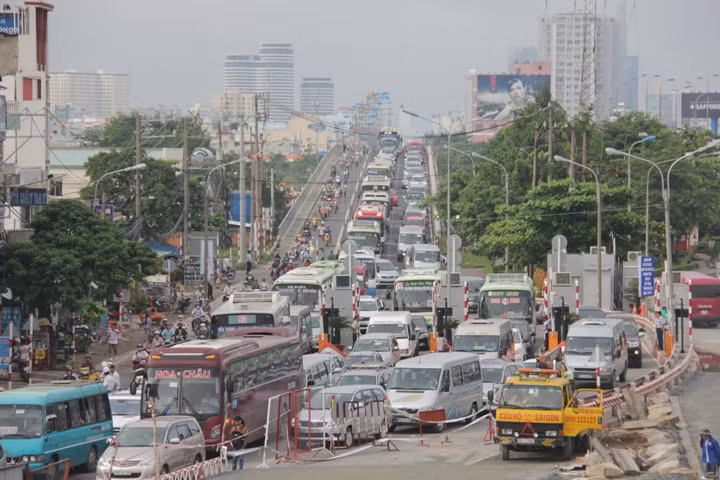 Tuy nhiên đến 9h cùng ngày, tình trạng kẹt xe trên cầu Bình Triệu 1 (hướng ra trạm thu phí) vẫn còn diễn biến phức tạp.