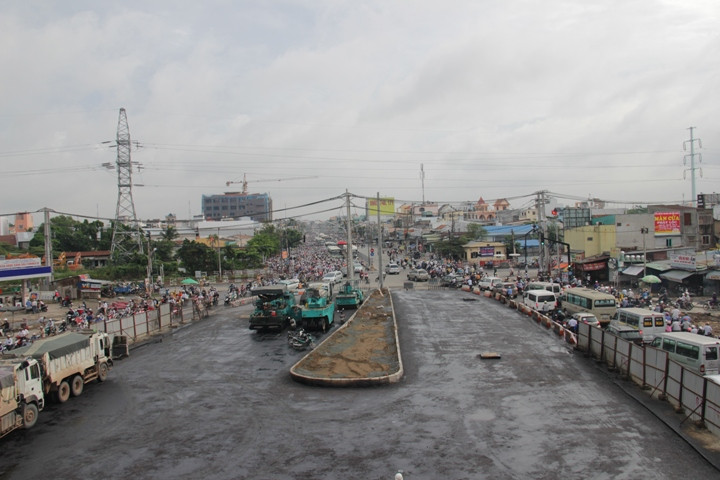 Tuy nhiên, tại khu vực cửa ngõ thành phố ngay trạm thu phí vốn là điểm đen kẹt xe của TP.HCM vẫn còn ngổn ngang với công trình xây dựng vành đai ngoài làm mặt đường bị thu hẹp...