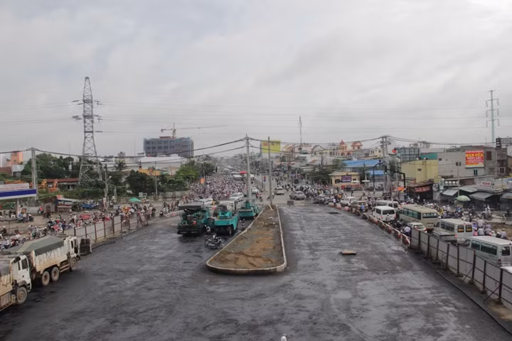 Tuy nhiên, tại khu vực cửa ngõ thành phố ngay trạm thu phí vốn là điểm đen kẹt xe của TP.HCM vẫn còn ngổn ngang với công trình xây dựng vành đai ngoài làm mặt đường bị thu hẹp...