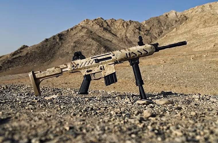 Cũng trong buổi thử nghiệm, các binh sĩ IRGC bắn thử nghiệm súng trường tiến công Fateh dùng cỡ đạn 5,56mm.