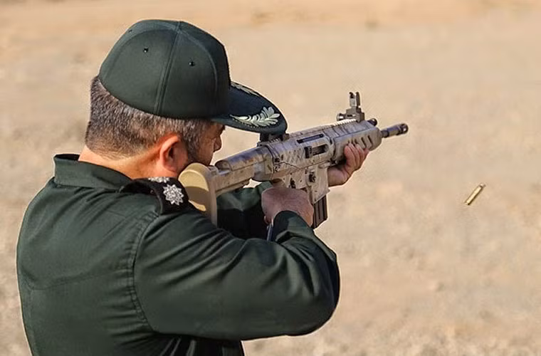Một sĩ quan IRGC đang bắn thử khẩu Fateh.