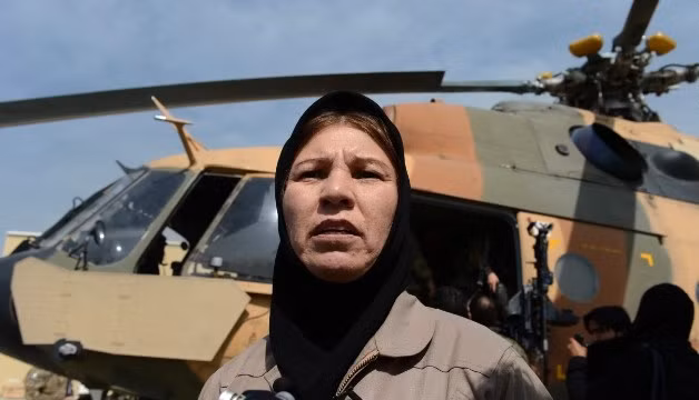 Ngay cả những đất nước hà khắc nhất cũng có những nữ phi công tài ba. (Ảnh: Latifa Nabizada – nữ phi công đầu tiên lái máy bay trực thăng quân sự của Afghanistan).