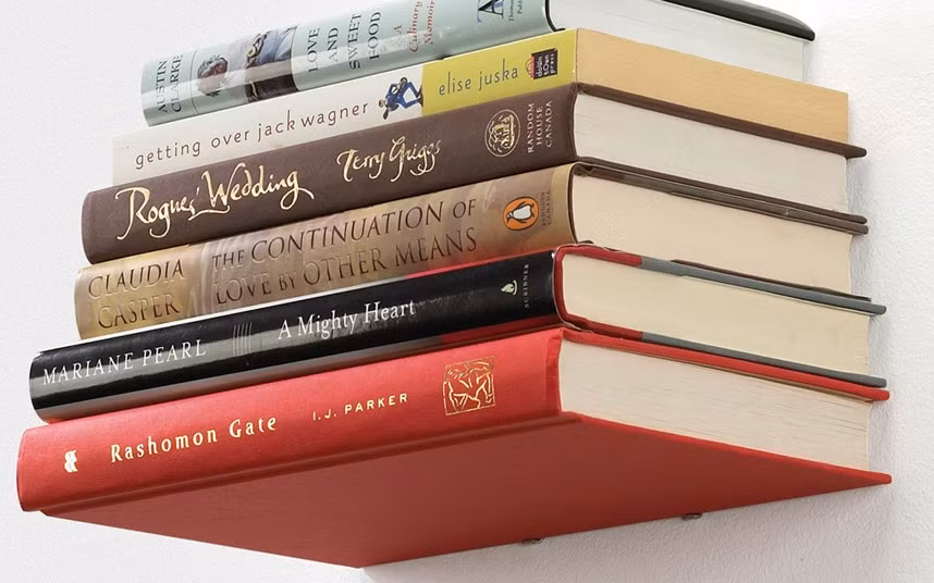 Với kệ sách vô hình này, khách đến chơi nhà chắc chắn sẽ gãi đầu gãi tai không hiểu tại sao sách trong nhà bạn lại treo lơ lửng trên tường như thế.