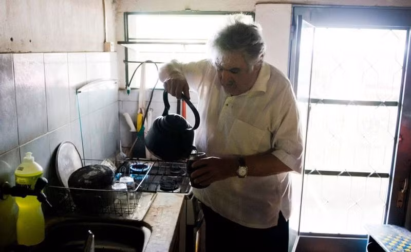 Jose Alberto Mujica Cordano – Tổng thống Uruguay dùng gần như toàn bộ tiền lương hưu của mình làm từ thiện và trở thành “Tổng thống nghèo nhất thế giới”.