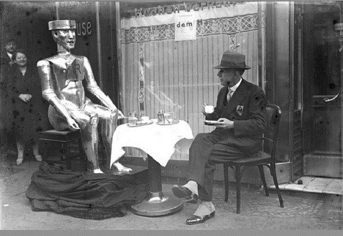 Từ năm 1930: thuyền trưởng Anh WH Richards phát minh ra robot có thể nói chuyện, quay đầu, giữ đồ, cúi đầu... và mổ bụng.