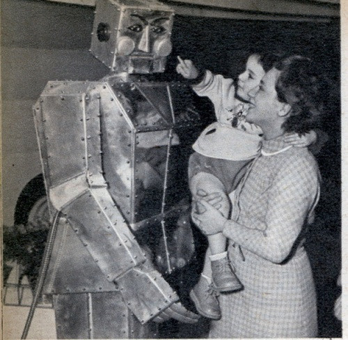 Robot nói chuyện (Paris, 1952) có thể đi lại, bắt tay, nhướng mày, nháy mắt và phồng má.