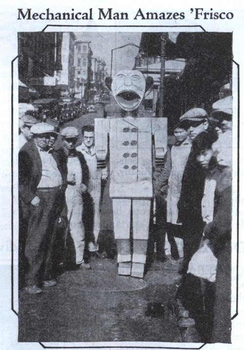 Năm 1931, robot cao 2,74m ra mắt công chúng với khuôn mặt hết sức biểu cảm và khả năng nói chuyện qua miệng được gắn loa công suất lớn.