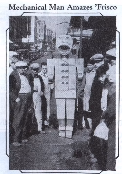 Năm 1931, robot cao 2,74m ra mắt công chúng với khuôn mặt hết sức biểu cảm và khả năng nói chuyện qua miệng được gắn loa công suất lớn.