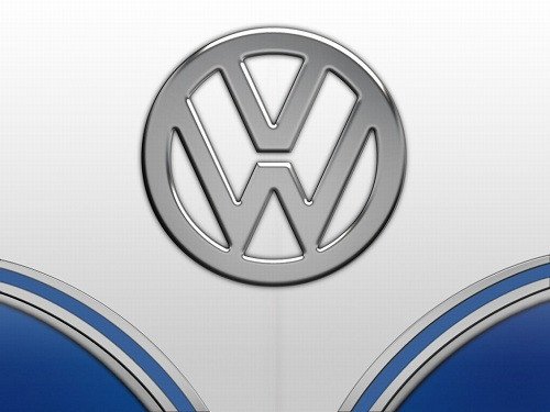 Logo Volkswagen chỉ đơn giản là sự ghép nối hai chữ cái đầu trong tên của công ty. Trong tiếng Đức, “Volks” nghĩa là người dân, còn “Wagen” nghĩa là xe hơi.