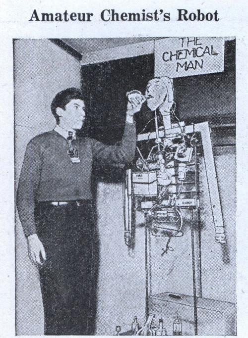 Một sinh viên hóa học của Đại học Boston, Hyman Gordan, đã sáng chế ra robot có nội tạng y như một con người, gồm: hệ tiêu hóa, tim, phổi, bàng quang,…