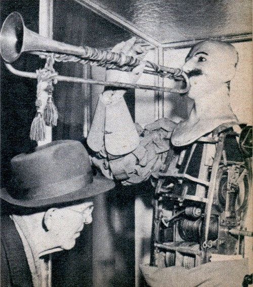 Năm 1910, robot hình người đầu tiên của Đức được thiết kế y hệt như một người lính Đức đang thổi kèn trumpet.