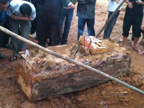 Ngôi mộ được phát hiện tại cánh đồng Chằm.