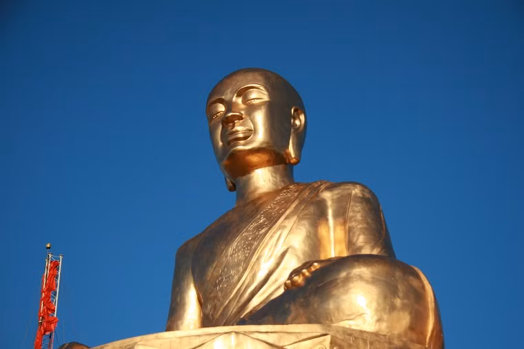 Bức tượng nằm ở vị thế uy nghi, được đúc bằng 138 tấn đồng với thời gian 4 năm.