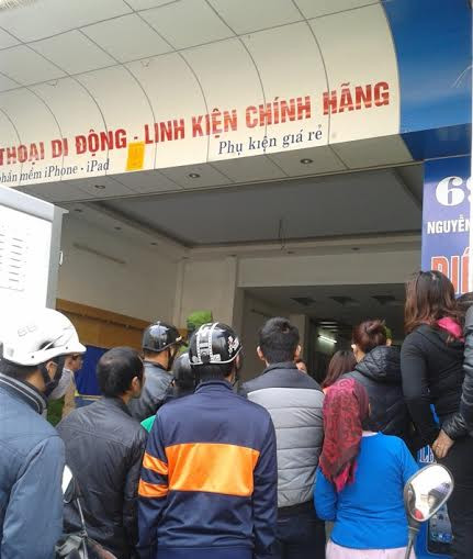 Nhiều người dân hoảng hốt khi xem lại cảnh hung thủ sát hại vợ.