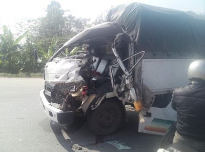 Vụ tai nạn làm xe tải nát đầu.