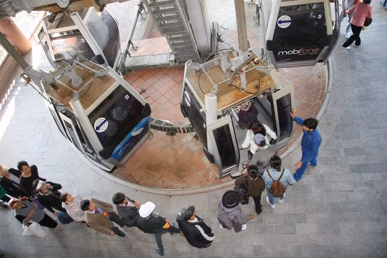 Dù quá tải, các Phật tử và du khách vẫn xếp hàng ngay ngắn chờ lên cáp treo.